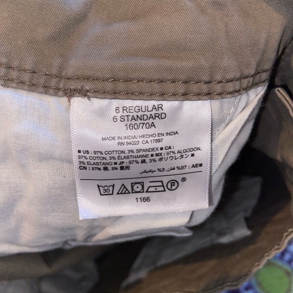 Size 6 Roll Up Bermuda Shorts - Picture 2 of 4